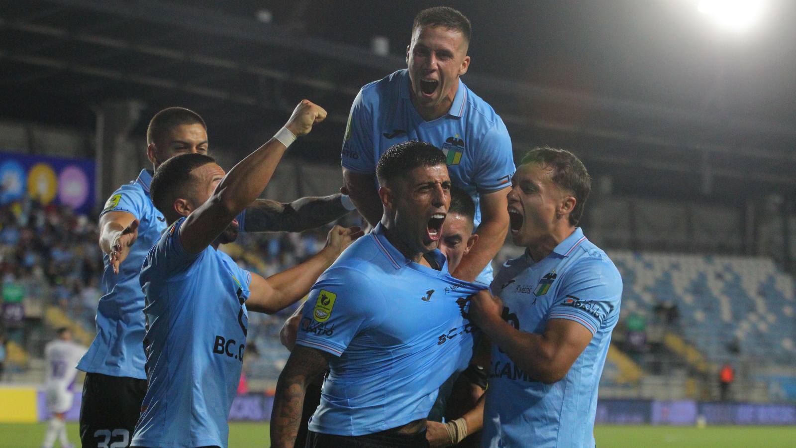 Plantel de O'Higgins celebrando un gol