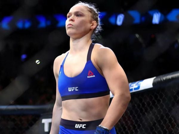 Ronda Rousey disputando una pelea en la UFC