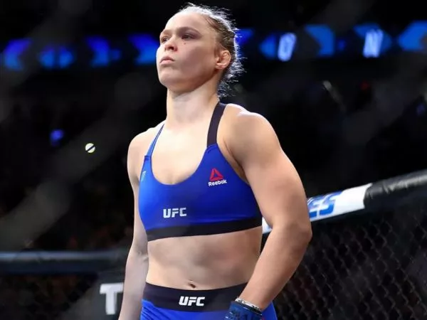 Ronda Rousey disputando una pelea en la UFC