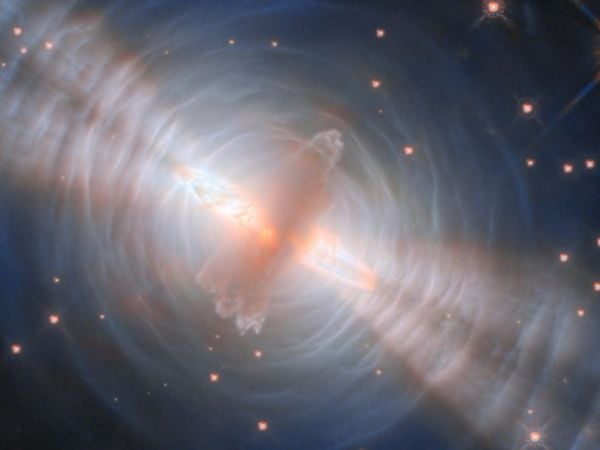 Hubble revela impactante espectáculo en estrella moribunda.