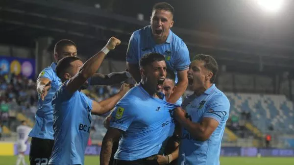 Plantel de O'Higgins celebrando un gol