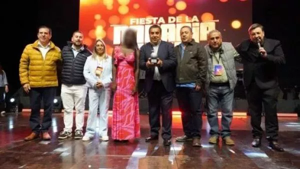 Evalúan acciones contra Dino Gordillo por beso a menor de edad