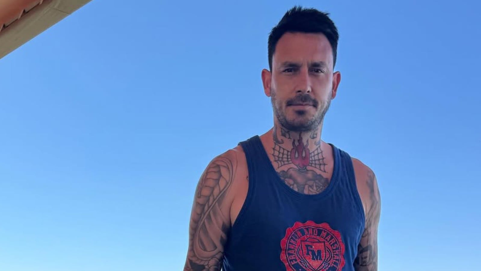 Mauricio Pinilla posando para una foto