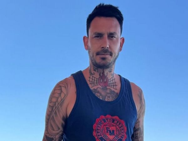 Mauricio Pinilla posando para una foto
