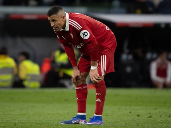 Alexis Sánchez lamentándose en un partido del Sevilla