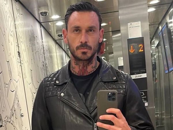 Selfie de Mauricio Pinilla en un ascensor