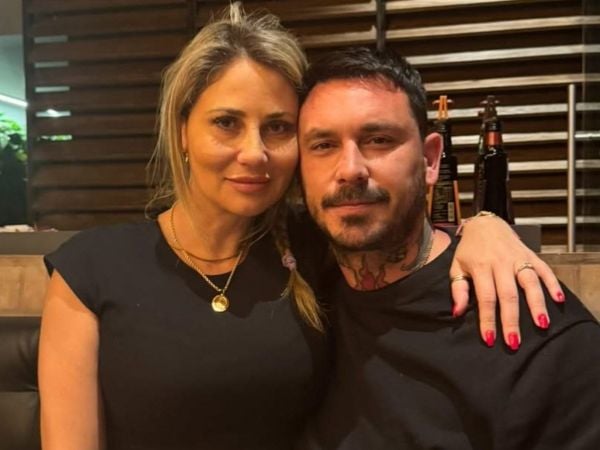 Gisella Gallardo abrazando a Mauricio Pinilla
