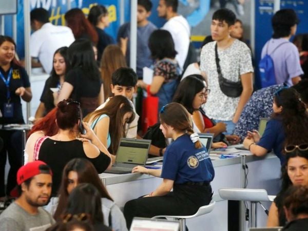 Foto referencial FUAS. Estudiantes de educación superior.