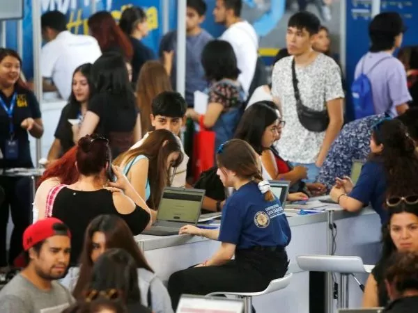 Foto referencial FUAS. Estudiantes de educación superior.