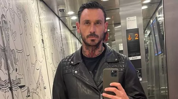 Selfie de Mauricio Pinilla en un ascensor