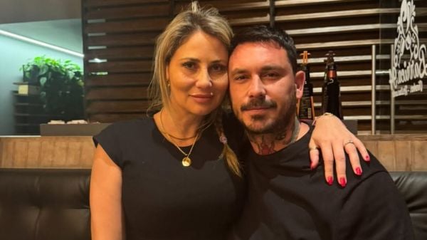 Gisella Gallardo abrazando a Mauricio Pinilla