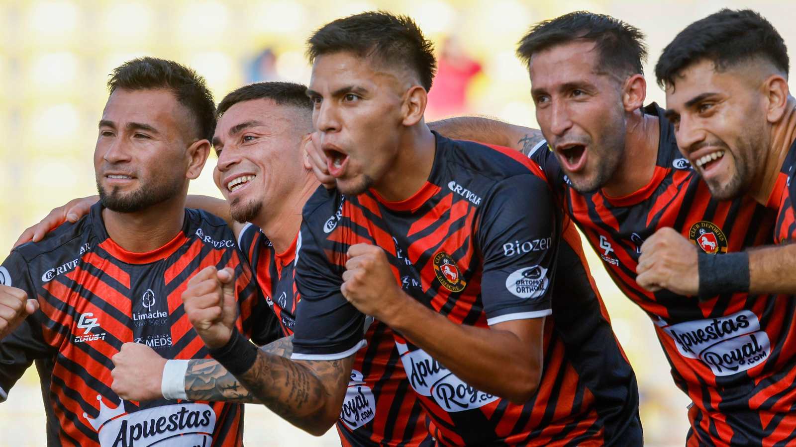 Plantel de Deportes Limache celebrando un gol ante O'Higgins