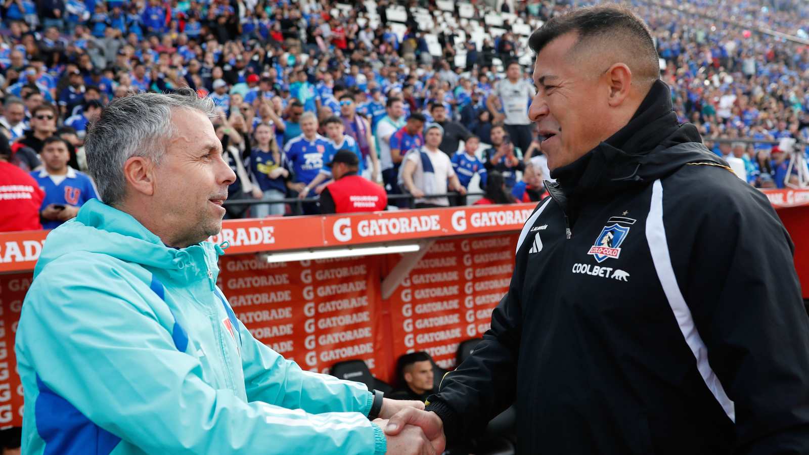 Gustavo Álvarez dándole la mano a Jorge Almirón en un clásico entre Colo Colo y la Universidad de Chile