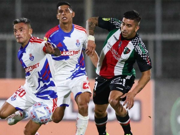 Charles Aránguiz disputando un balón frente a Palestino