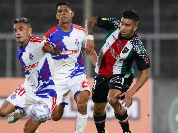 Charles Aránguiz disputando un balón frente a Palestino