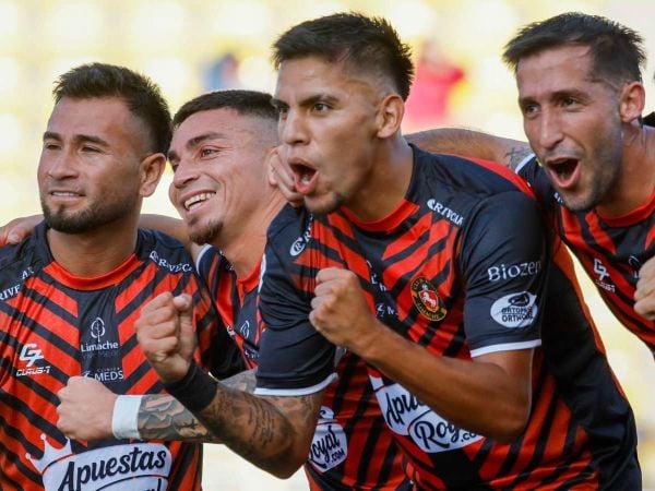 Plantel de Deportes Limache celebrando un gol ante O'Higgins