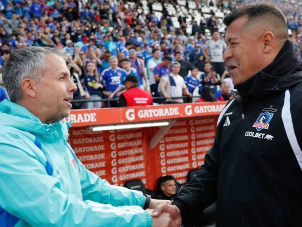 Gustavo Álvarez dándole la mano a Jorge Almirón en un clásico entre Colo Colo y la Universidad de Chile