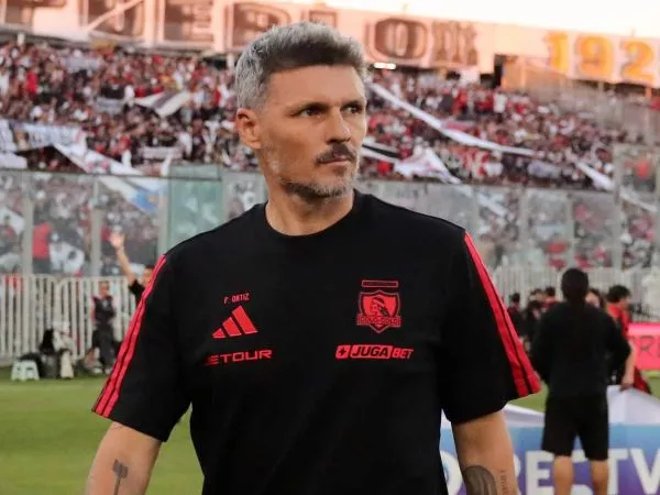 Fernando Ortiz dirigiendo un partido de Colo Colo