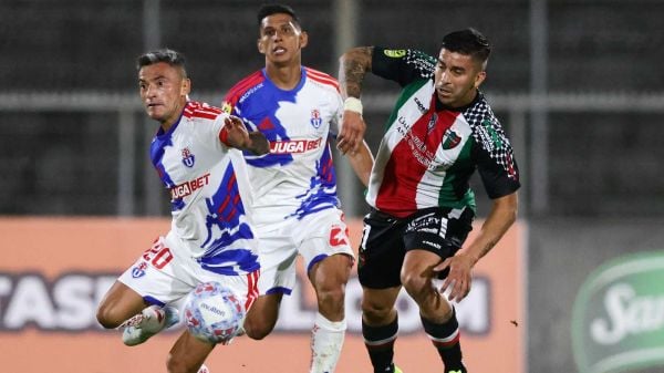 Charles Aránguiz disputando un balón frente a Palestino