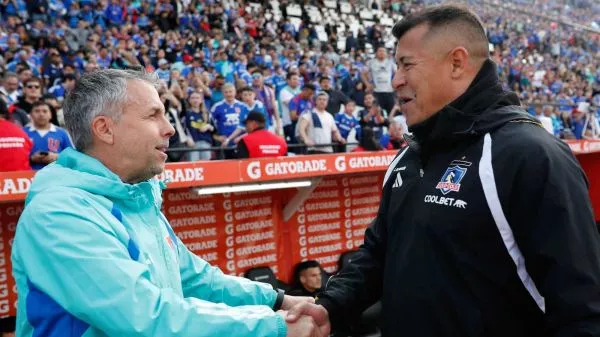 Gustavo Álvarez dándole la mano a Jorge Almirón en un clásico entre Colo Colo y la Universidad de Chile