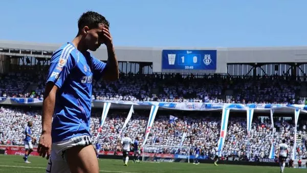 Lucas Assadi jugando por la Universidad de Chile ante Huachipato