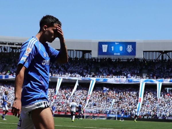 Lucas Assadi jugando por la Universidad de Chile ante Huachipato