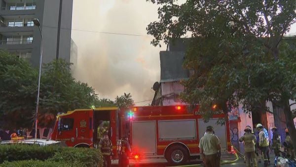 Incendio en cité obliga a restringir pista en pleno centro de Santiago