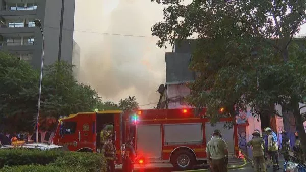 Incendio en cité obliga a restringir pista en pleno centro de Santiago