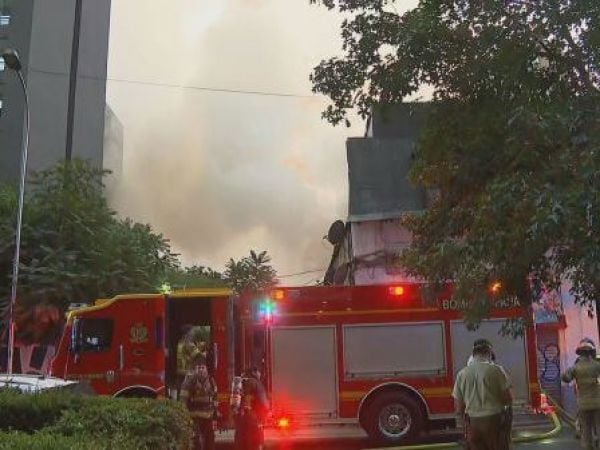 Incendio en cité obliga a restringir pista en pleno centro de Santiago