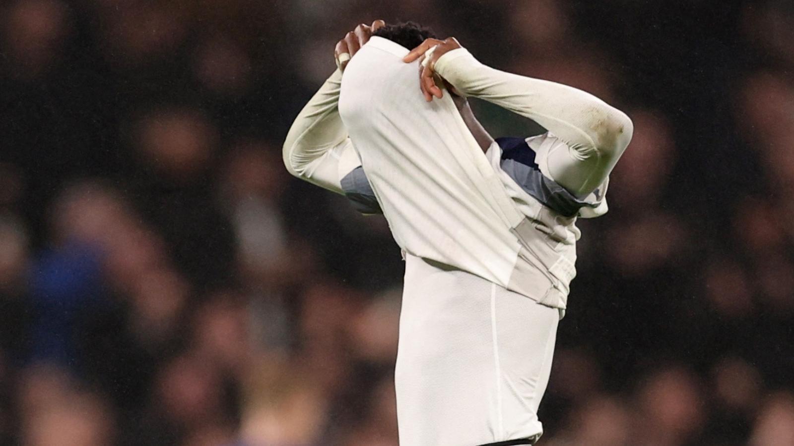 Pape Matar Sarr lamentándose con la camiseta del Tottenham Hotspur