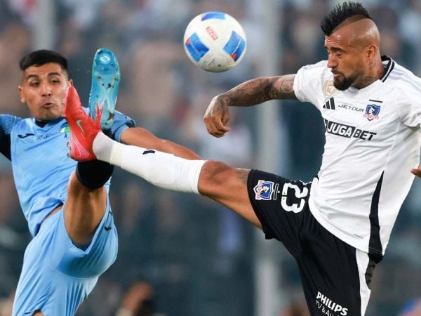 Luis Pavez disputa un balón con Arturo Vidal