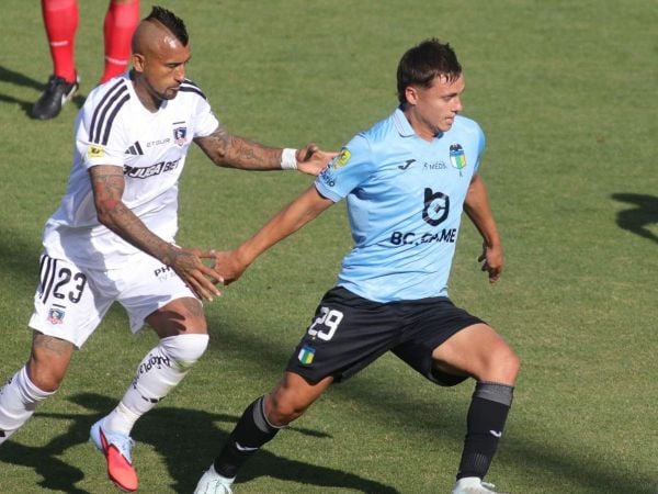 Arturo Vidal disputando un balón con Bastián Yáñez