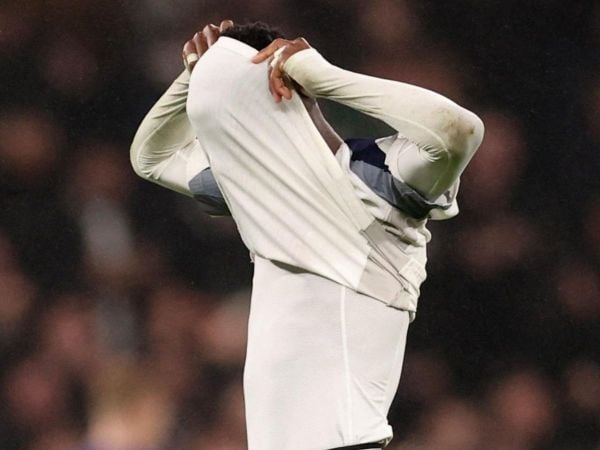Pape Matar Sarr lamentándose con la camiseta del Tottenham Hotspur