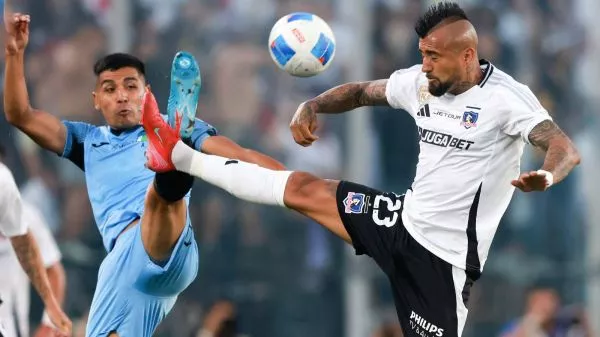 Luis Pavez disputa un balón con Arturo Vidal