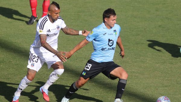 Arturo Vidal disputando un balón con Bastián Yáñez