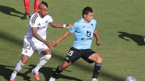 Arturo Vidal disputando un balón con Bastián Yáñez