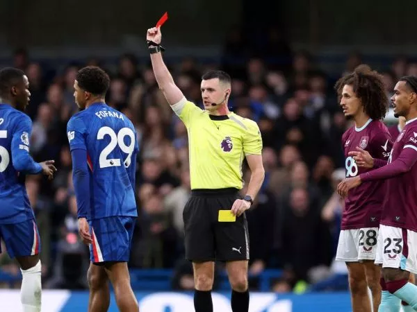 Wesley Fofana siendo expulsado ante Burnley