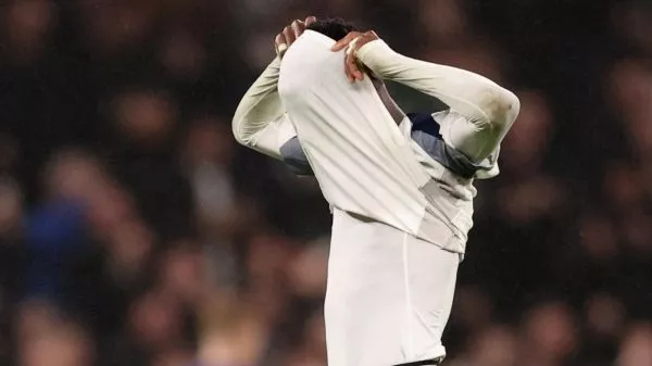 Pape Matar Sarr lamentándose con la camiseta del Tottenham Hotspur