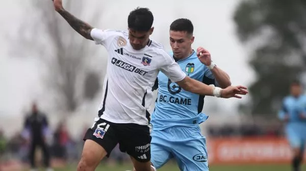Jugadores de Colo Colo y O'Higgins disputando un balón