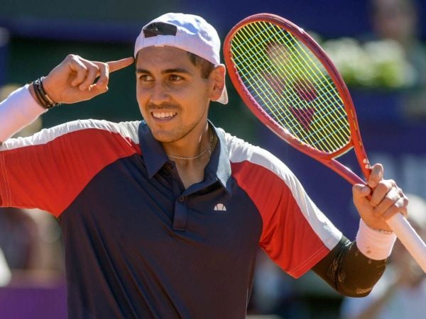 Alejandro Tabilo celebrando un triunfo en el circuito ATP