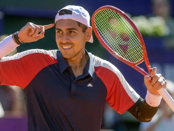 Alejandro Tabilo celebrando un triunfo en el circuito ATP