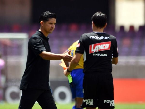 Felipe Gutiérrez dándole la mano a un árbitro