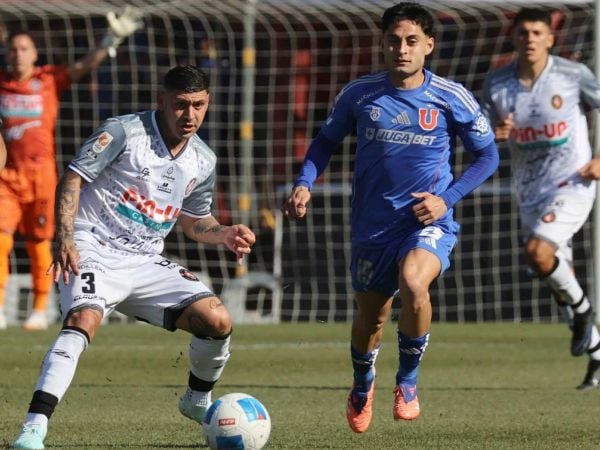 Plantel de Deportes Limache jugando frente a sus pares de la Universidad de Chile