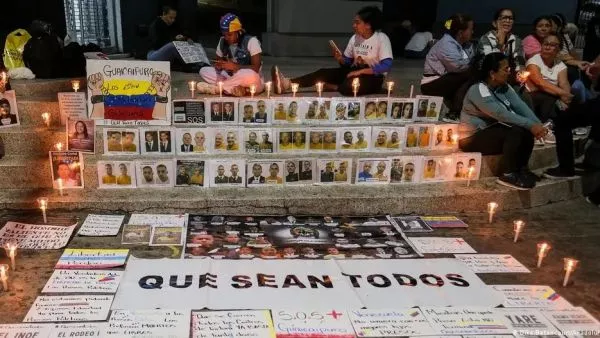 Familiares de reos políticos a la espera de ser liberados por el chavismo