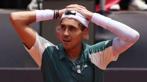 Alejandro Tabilo celebrando un triunfo en el circuito ATP