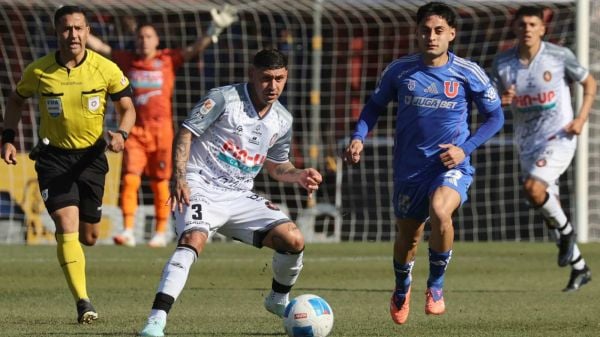 Plantel de Deportes Limache jugando frente a sus pares de la Universidad de Chile