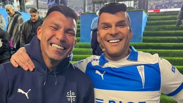 Gary Medel con Stefan Kramer en la inauguración del Claro Arena