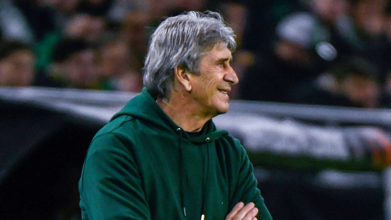 Manuel Pellegrini dirigiendo un partido del Real Betis