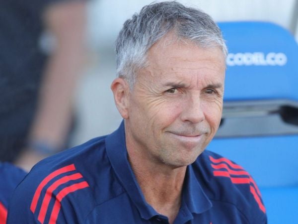Gustavo Álvarez dirigiendo a la Universidad de Chile