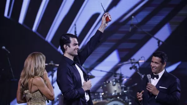 Homenaje a dos grandes chilenos: Matteo Bocelli interpretó icónicas canciones en su paso por el Festival de Viña